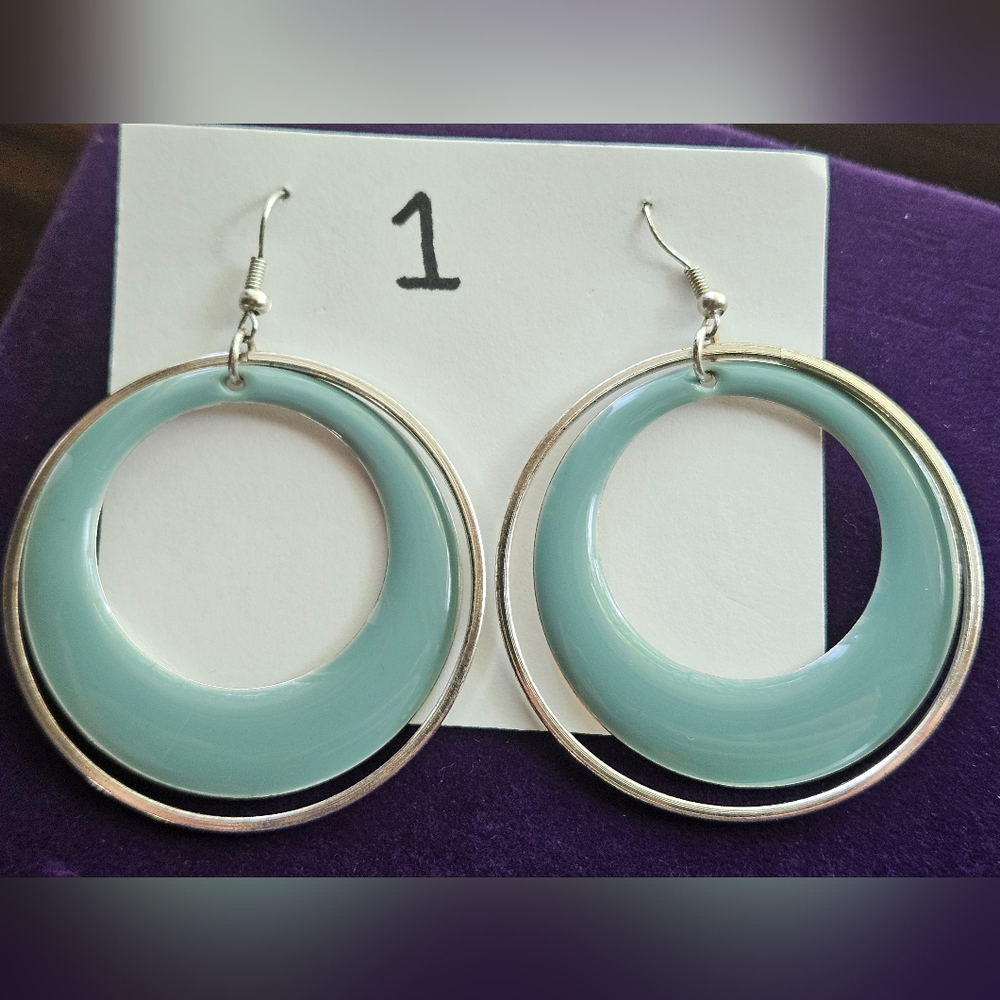 Silver tone 2-hoop earring with sea blue.